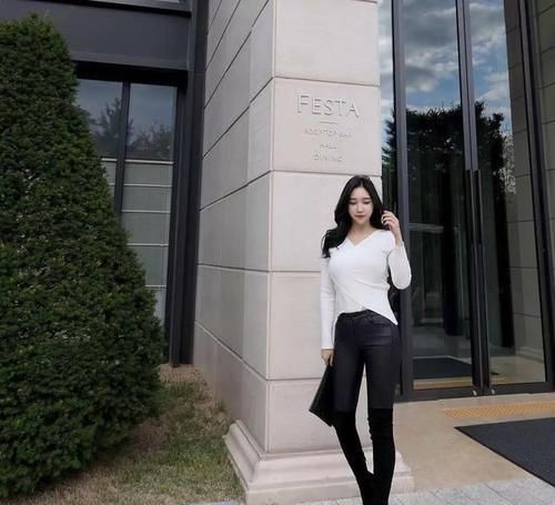 #着装#街拍:温婉大气的清纯小姐姐,让你的美与常人不同