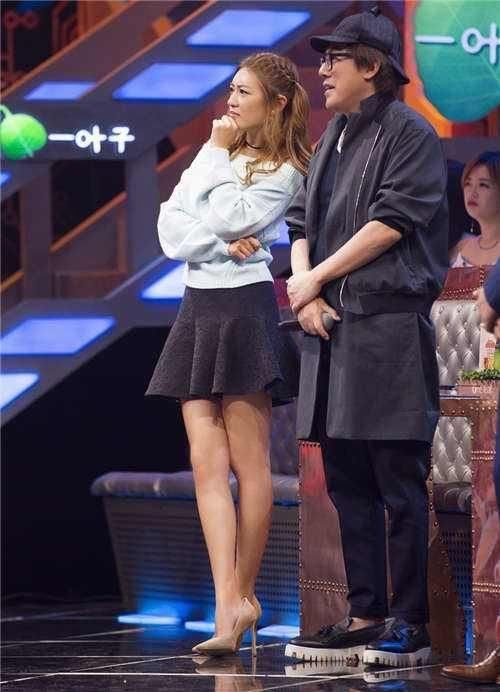 应采儿酒红露肩裙大秀身材，网友:裙子这么短，春哥不管管吗?