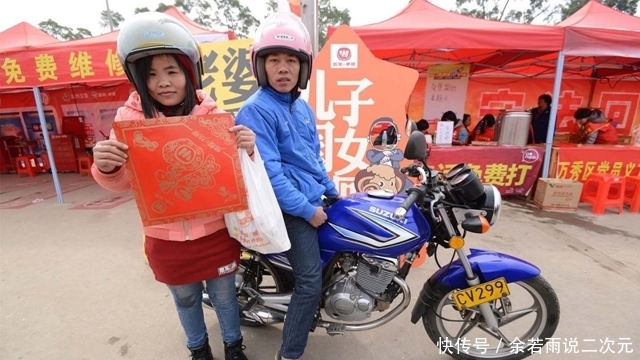  #返乡#农民工骑摩托受冻返乡，专家不懂：车票那么便宜，咋不坐