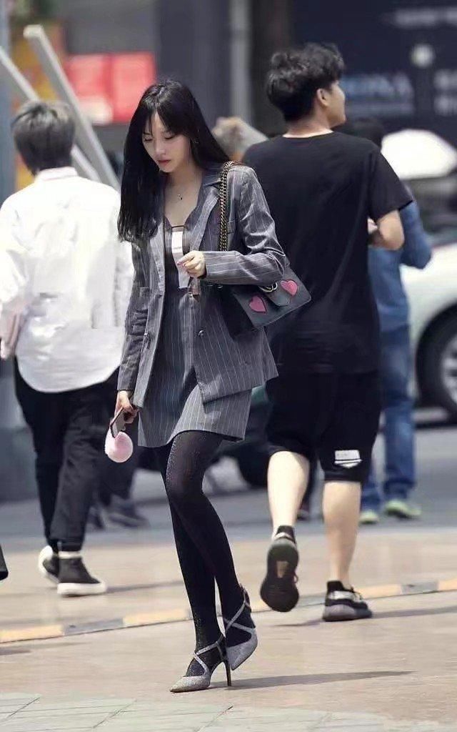 美女街拍：夏日街头的小姐姐们，满街都是大长腿