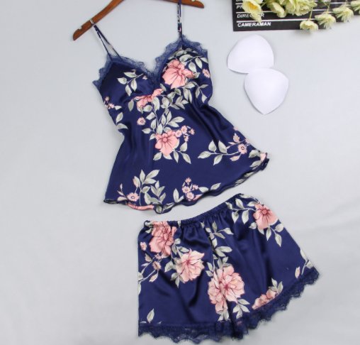 女人太丰满不好穿?看下图女人穿“法式睡衣”，凸显曼妙身姿~