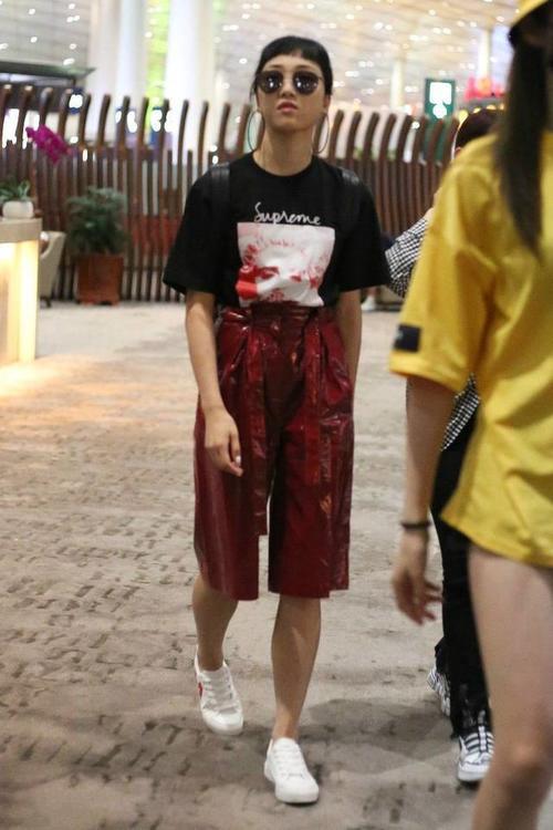 Yamy“油漆裤”现身机场，网友：不敢靠近，怕弄衣服上！
