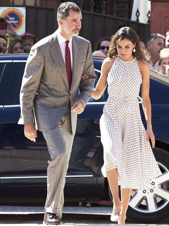 46岁西班牙王后，新发型亮相惊艳逆袭，橘色针织衫穿出高级感!