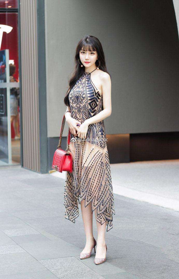 街拍: 美女清纯风吊带长裙, 满满的小女人风格