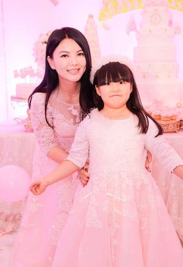 李湘真厉害! 穿的是包臀裙还夹得这么紧 网友: 这尺寸也未免太尴