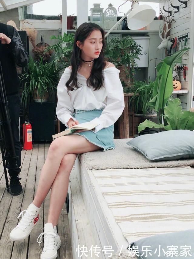 21岁关晓彤和26岁热巴同时撞衫，一个美如女神一个却像路人！