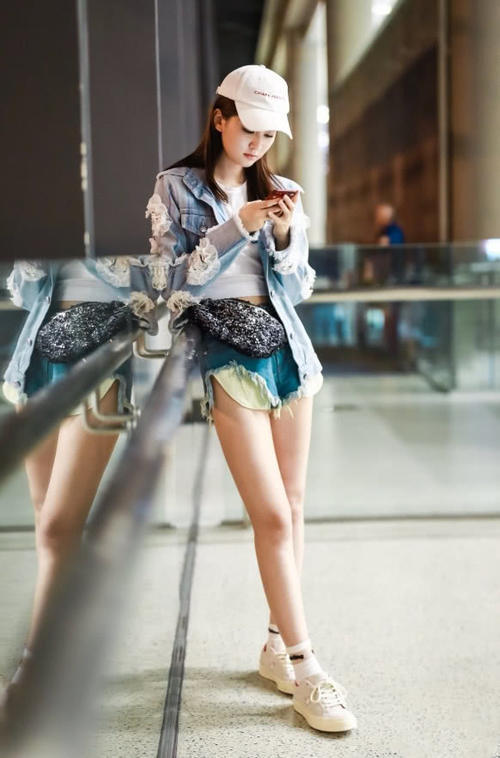 乔欣穿短裤秀“芭比腿”，却被腰上的黑色“麻球”抢镜，尴尬了！