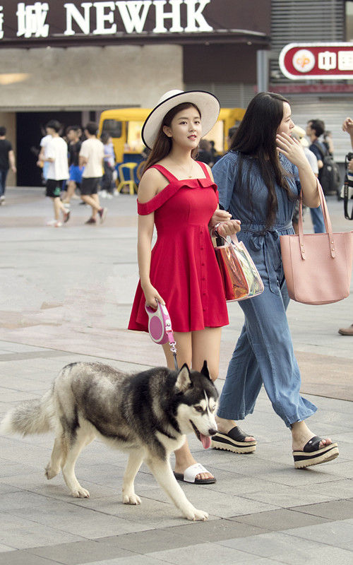 街拍路人，穿搭随意又不失时尚魅力，尽显夏季潮流清新范