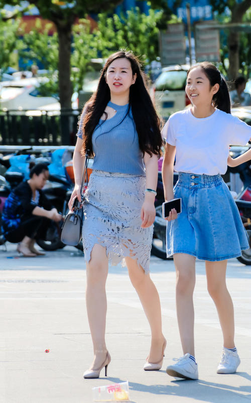 路人街拍,生活水平步步高,妈妈越来越年轻