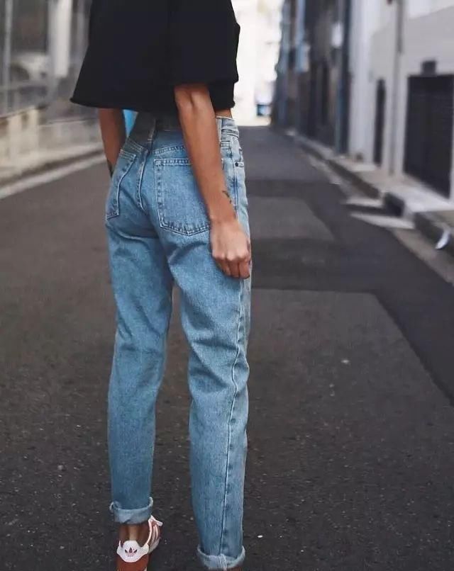 【也要露出腰】春天不冷不热,Mom Jeans不厚不薄,最适合微胖的妈们穿!