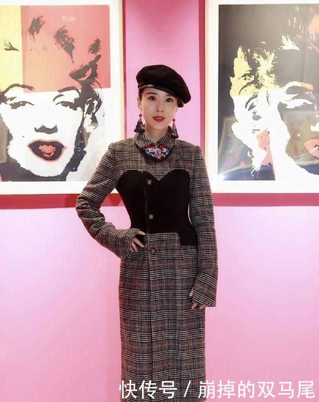 『美女』路人街拍,简洁的背心搭配六分打底裤,清清爽爽
