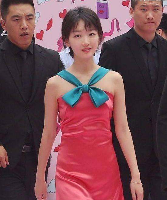 88斤周冬雨穿抹胸连衣裙，当看到她的胸时，网友：果断放弃减肥