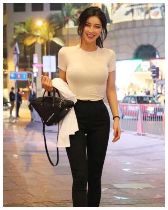 街拍：图1美丽动人，图5身姿曼妙，图8短裙减龄俏丽