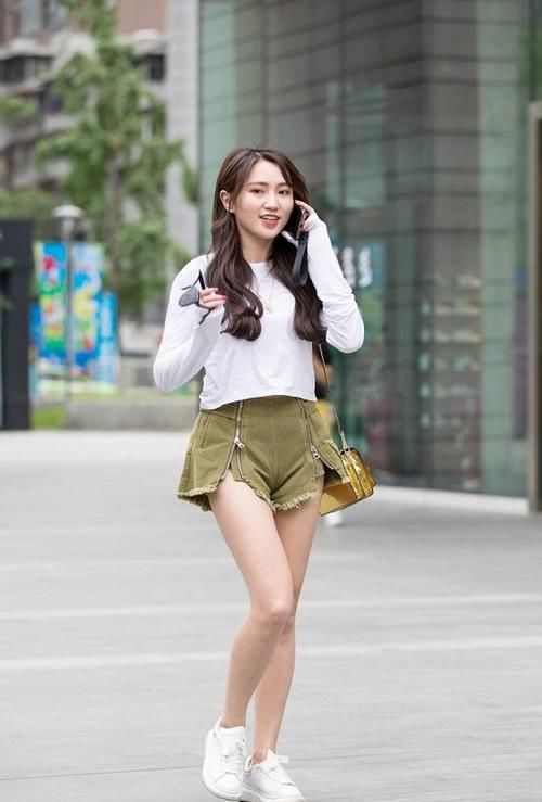  #高跟鞋#路人街拍，小姐姐脚踩高跟鞋，更显成熟的气息