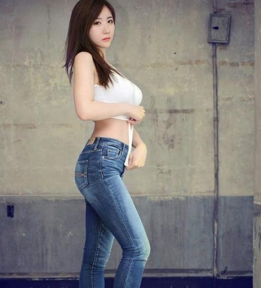 街拍: 漫步街头,小姐姐们身材姣好又性感,尽显迷人魅力!