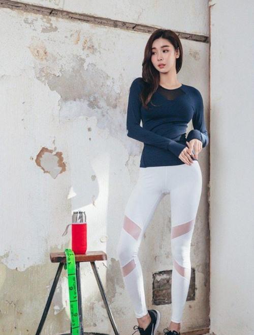 紧身打底裤：时尚完美的衬托出曲线好身材，性感不俗气!