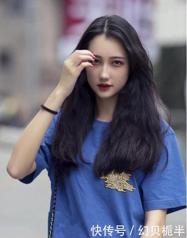 凸显@路人街拍,姑娘特别的潮流,搭配高跟鞋凸显女人味