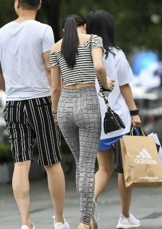  「陌生」街拍：行走在路上的陌生女神，干净白皙，紧身裤很漂亮