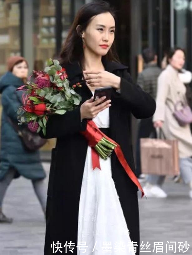  「美女」街拍：气质长相的时髦美女，简单的穿搭，彰显迷人气质