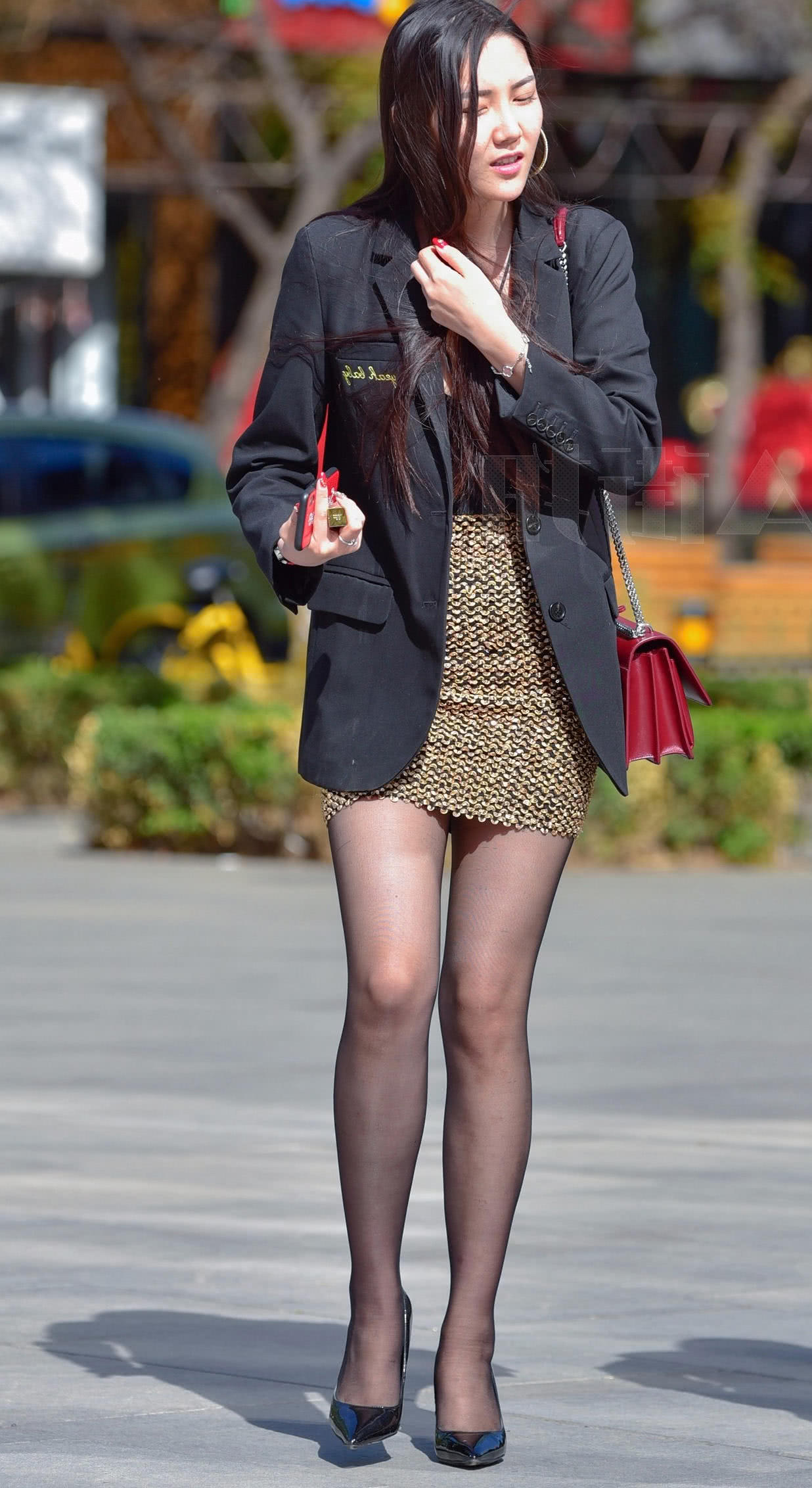 成熟小姐姐包臀裙搭配黑色，尽显丰腴的臀部和一双大长腿，吸睛无