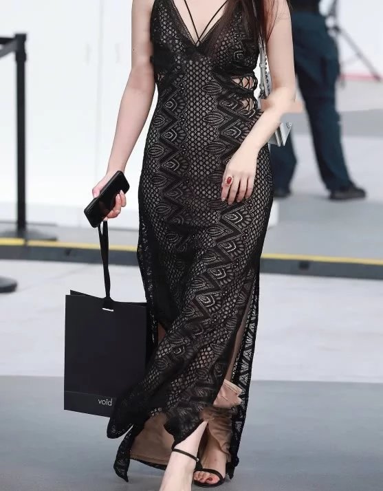气质小姐姐黑色镂空连衣裙穿出修长大美腿，摇摆的身姿迷人眼