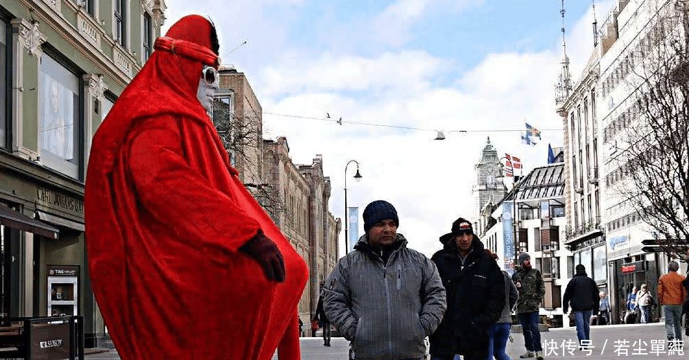 印度街头的“神力者”,为何能漂浮半空,游客其实原理很简单!