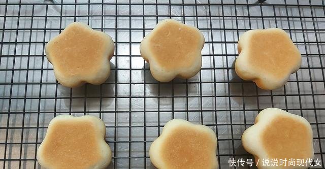  『发酵』小朋友非常喜欢的小餐包，蓝莓果酱夹心小餐包，简单易作酸甜可口