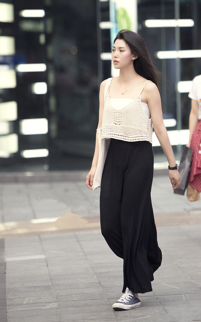 重庆街拍,清新时尚美的女生,夏天这样穿,真是美翻了