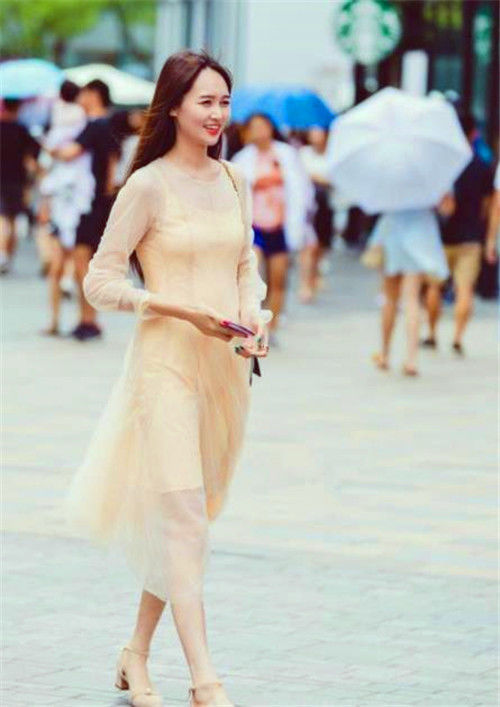  「美女」街拍：美女粉色上衣搭配白色短裙，身材妩媚多姿，温婉可人
