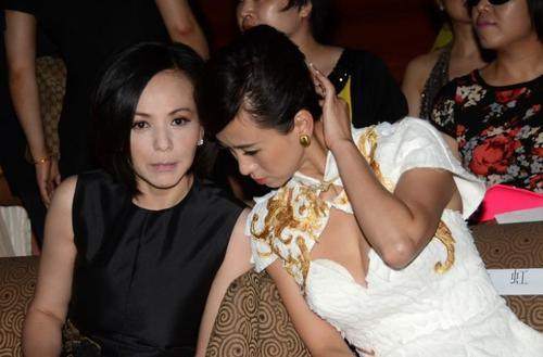 翁虹真是想红想疯了！49岁穿了29岁的衣服，“雪姨”看楞了！