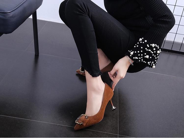 具有古韵味而又不失性感的尖头细跟高跟鞋