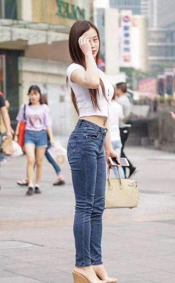 紧身牛仔街头练瑜伽，玩高难度动作，让路人都看呆了！