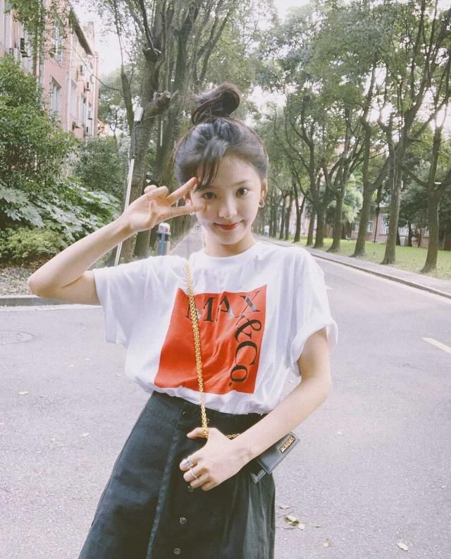  刺绣图案：章若楠气质开挂，泡泡袖蕾丝上衣搭配半身裙，秒变成清纯女神