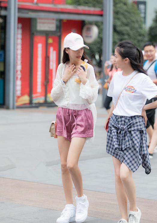路人街拍:清新美丽的小姐姐,短装下的修长美腿最耀眼