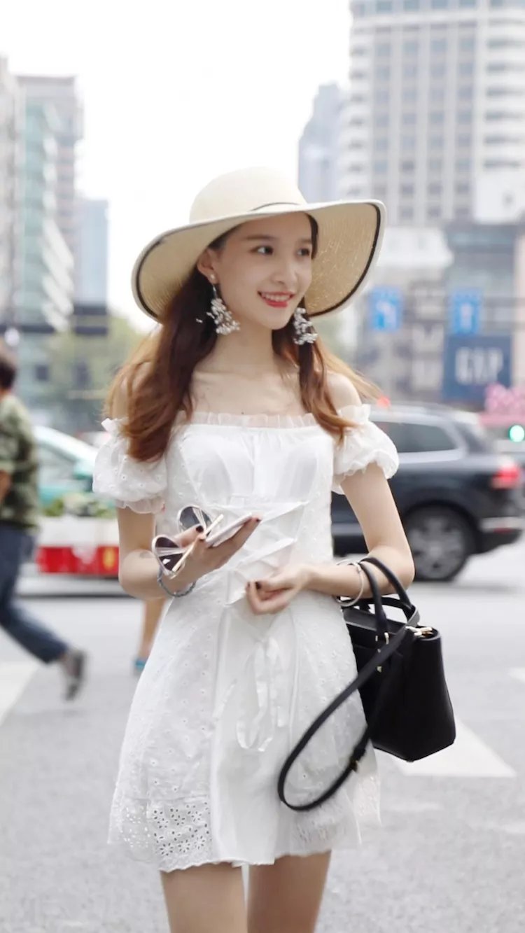 路人街拍，小姐姐身材苗条，脸蛋精致，搭配也很用心