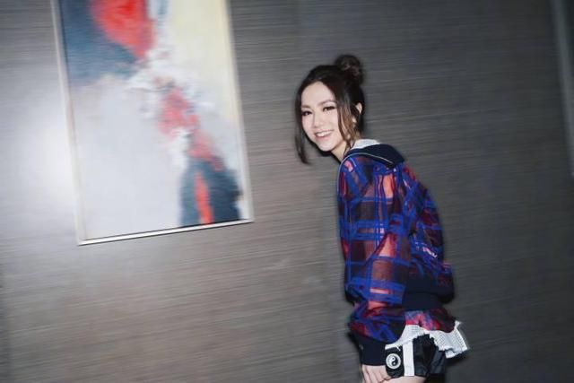 邓紫棋衣品爆发了，怎么看她凹造型都是喜欢的很！