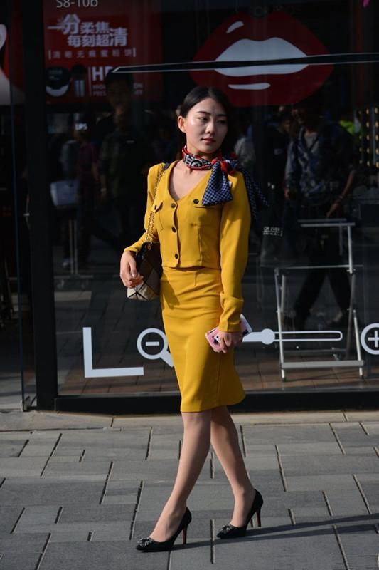 街拍:图1美国潮女，身材惊艳，这胯真显大!图4性感红唇美女!