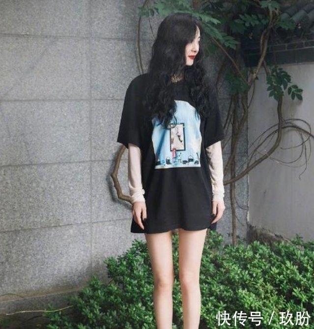 『 调皮』光脚踩石头美腿吸睛，这腿我P都不敢这样P，杨幂真“调皮”