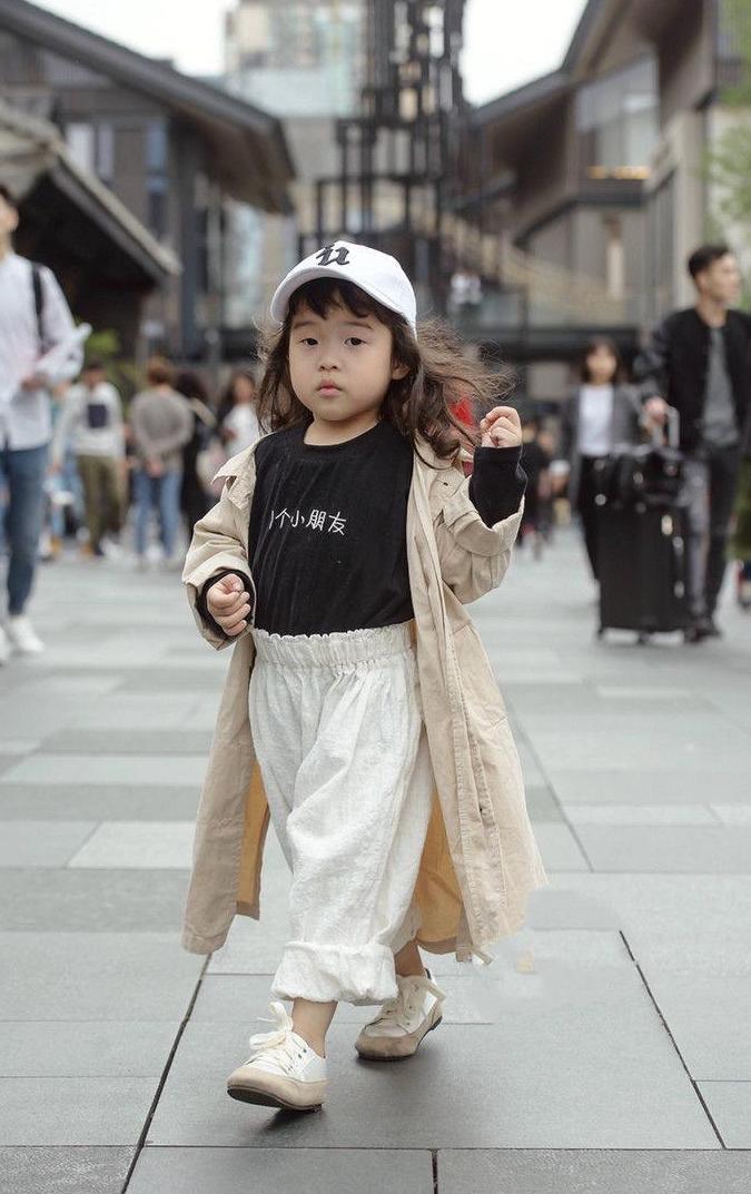 大长腿+马甲线, 美女一身极简配色健康风look慵懒自然