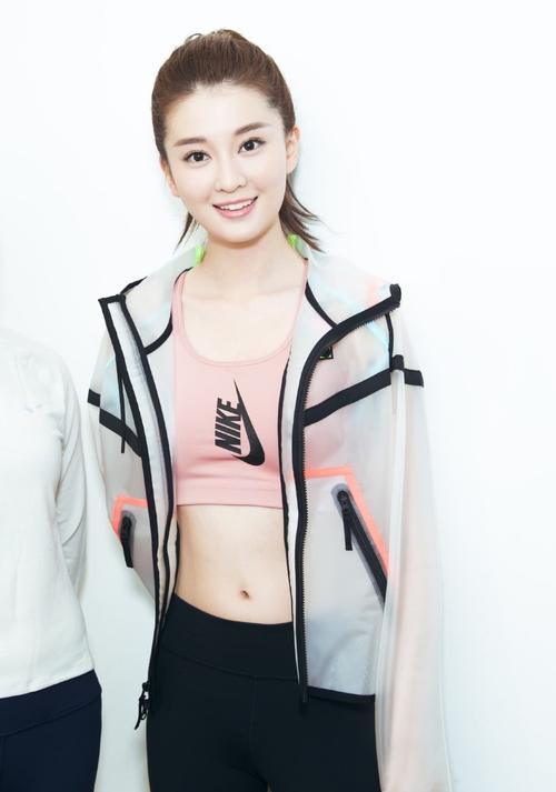 乔欣上身只穿了件裹胸，也敢敞开外套炫腹，网友：真敢穿！