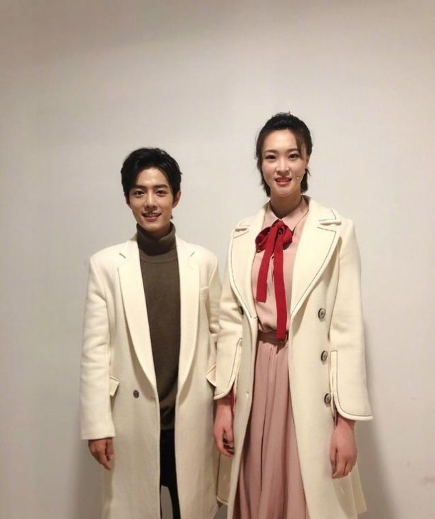  『针织衫』她是“排球女神”惠若琪，穿针织衫配蓝色裤子，29岁知性温柔