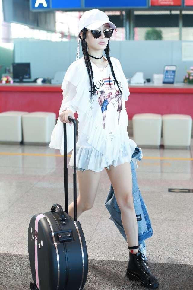 李小璐豁出去了，短裤再往上0.9cm就全露了，网友:真敢穿