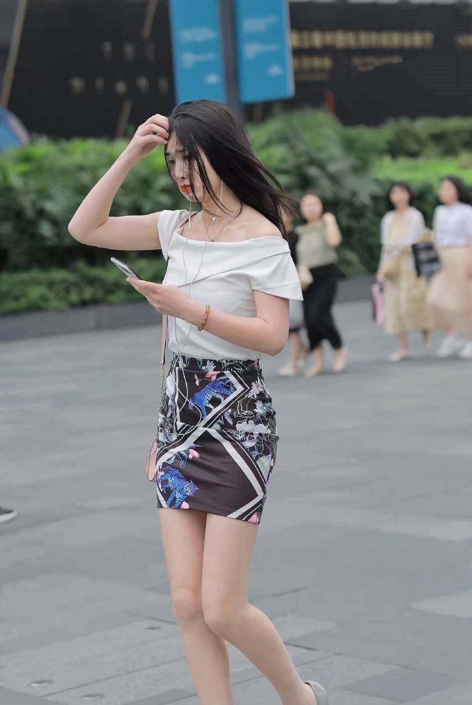 #凸显#最能凸显女性锁骨美的一字肩服饰,无论怎么穿都很有女人味
