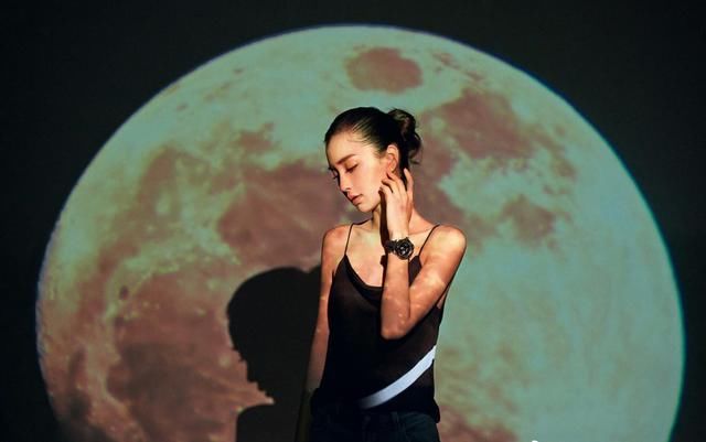 杨颖为品牌拍摄广告，身材迷人容貌美丽，看不出她已经30岁了