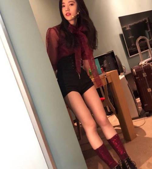 鞠婧祎对自己真狠，这么瘦的短裤都能塞进去，小蛮腰如此吸睛