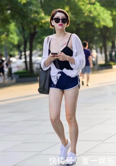 气质小姐姐美白双腿吸引了路人目光，时尚着装让人难以忘怀.