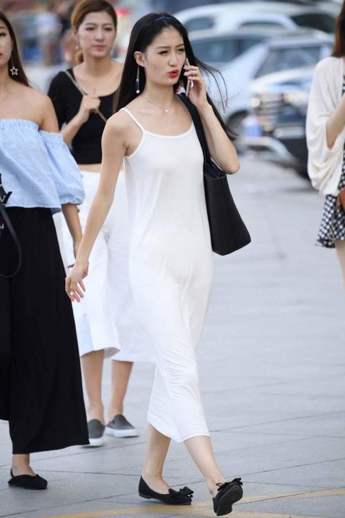 街拍：初秋的天气微凉，丝毫挡不住美女们追求时尚的心！