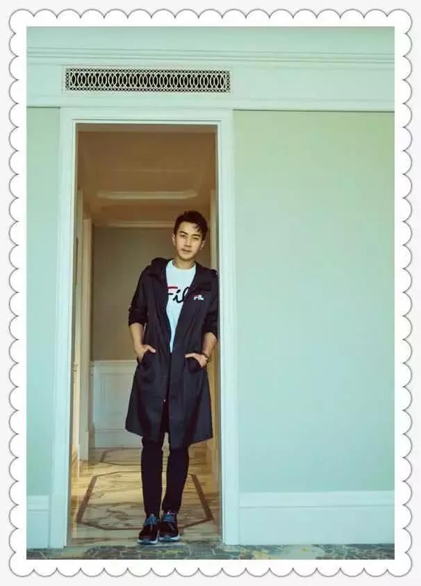 刘恺威深夜独现机场，43岁帅成23岁，网友：杨幂怎么放心的？