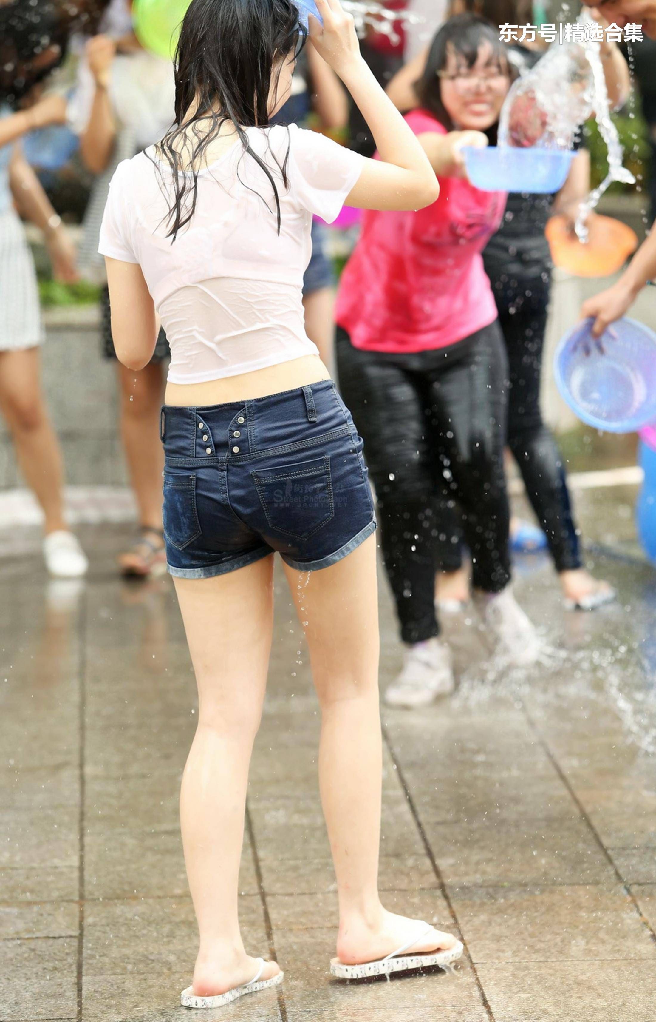 街拍:牛仔热裤配卡通图案白T恤，和小姐姐一起沉寂在欢声笑语里