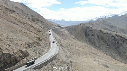 壮观！新藏线上的军车车队